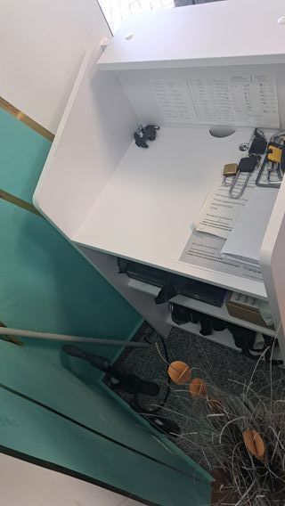 Mostrador de recepción blanco con detalles dorados