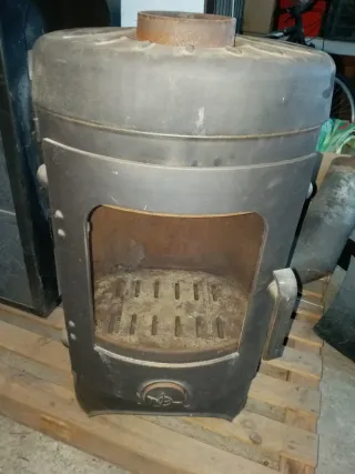 Estufa de leña negra con puerta de cristal