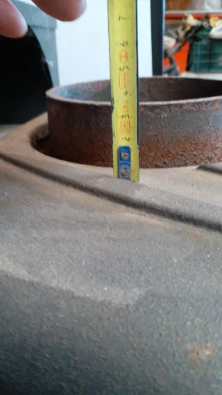 Estufa de leña negra con puerta de cristal