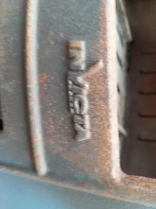 Estufa de leña negra con puerta de cristal