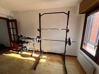 Gimnasio completo: Rack, máquina y pesas
