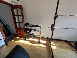 Gimnasio completo: Rack, máquina y pesas
