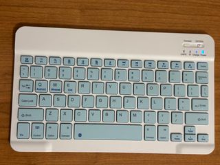 Teclado Inalámbrico Bluetooth Blanco y Azul