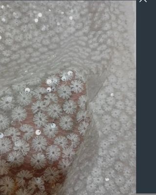 Tela lentejuelas plateadas y blancas flores