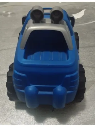 Coche de juguete azul todoterreno