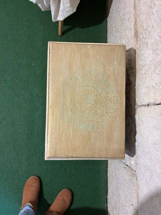 Mesilla antigua restaurada beige y dorado