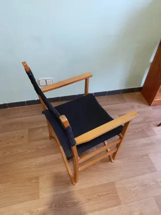 Silla plegable de madera con tela azul marino