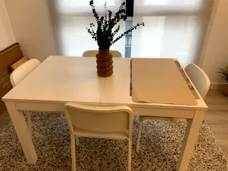Mesa de comedor blanca