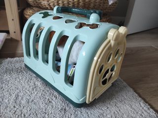 Perro de juguete con transportín y accesorios