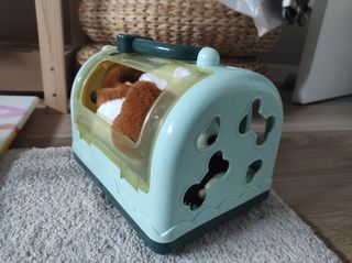 Perro de juguete con transportín y accesorios