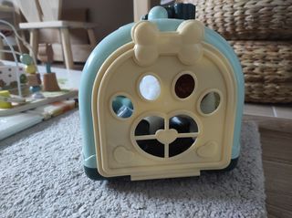 Perro de juguete con transportín y accesorios