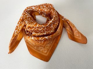 Pañuelo estampado mujer naranja y blanco