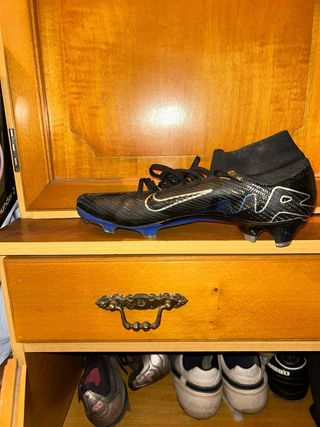 Botas de fútbol Nike negras y azules