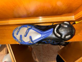 Botas de fútbol Nike negras y azules