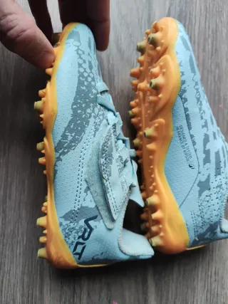 Botas de fútbol niño mini tacos nuevas. T28