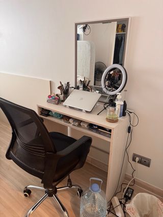 Escritorio de madera gris