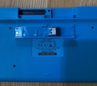 Teclado inalámbrico Trust negro y azul