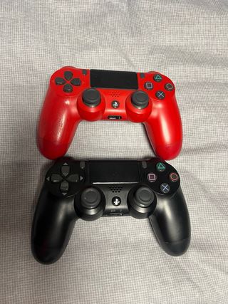 PS4 Negra + 2 Mandos + Base Carga