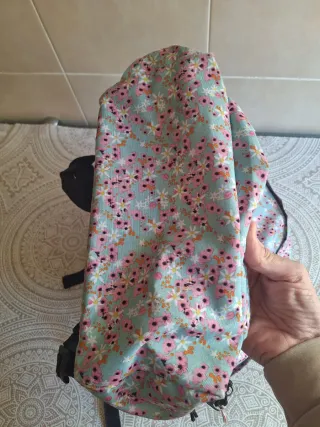 Mochila Eastpak floral azul y rosa