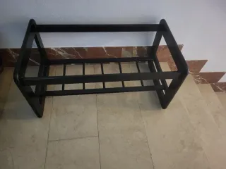 Mesa de madera negra, le falta el cristal.