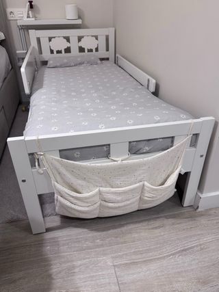 Cama infantil con barrera y somier.