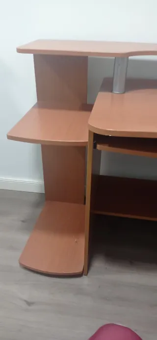 Escritorio de madera marrón