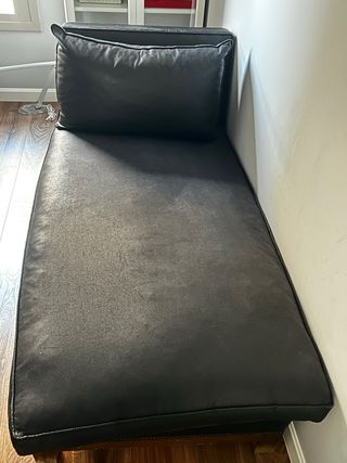 Diván de cuero negro