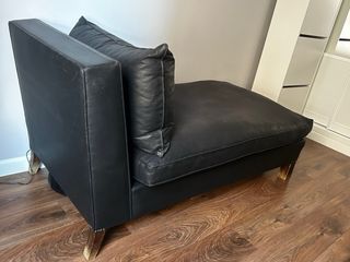 Diván de cuero negro