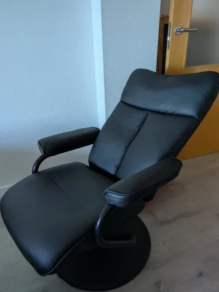 Sillón polipiel extensible con reposapiés