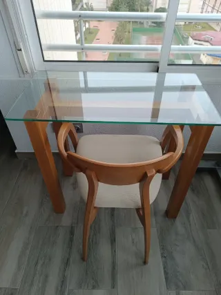 Mesa cristal y silla madera