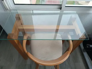 Mesa cristal y silla madera