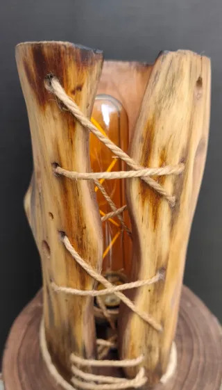 Lampada artigianale in legno con corda