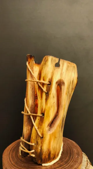 Lampada artigianale in legno con corda