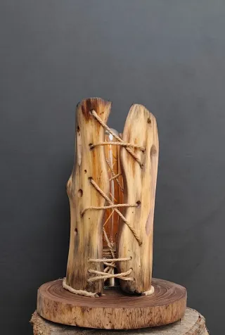 Lampada artigianale in legno con corda