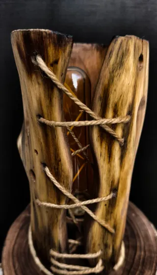 Lampada artigianale in legno con corda