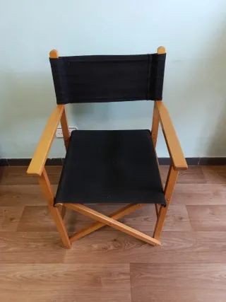 Silla plegable de madera y tela negra