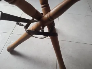 Silla de caza trípode de madera tratada y piel.