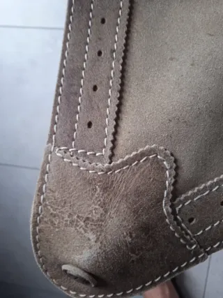 Silla de caza trípode de madera tratada y piel.