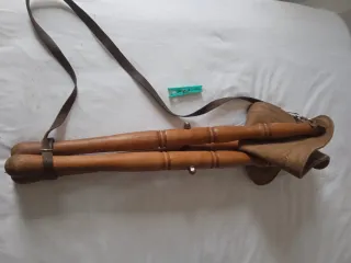 Silla de caza trípode de madera tratada y piel.