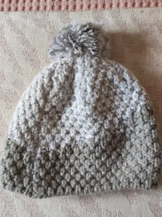 Gorro gris y blanco con pompón