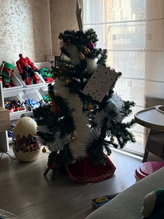 Árbol de Navidad con bolas dorados. URGE VENTA HOY