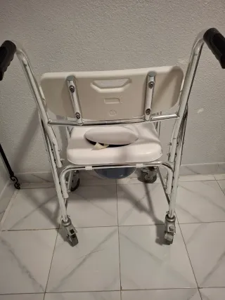 Silla inodoro con ruedas