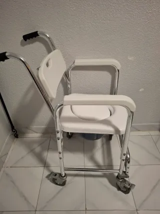 Silla inodoro con ruedas