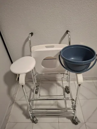 Silla inodoro con ruedas