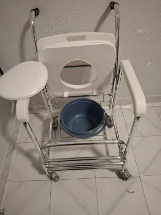 Silla inodoro con ruedas