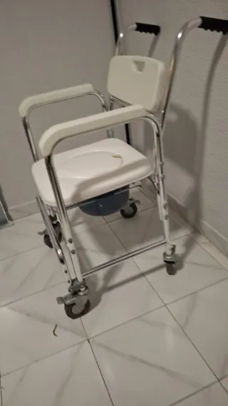 Silla inodoro con ruedas