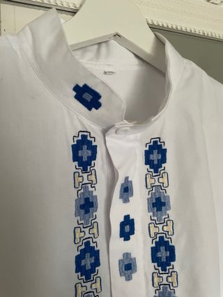Camisa blanca bordada azul