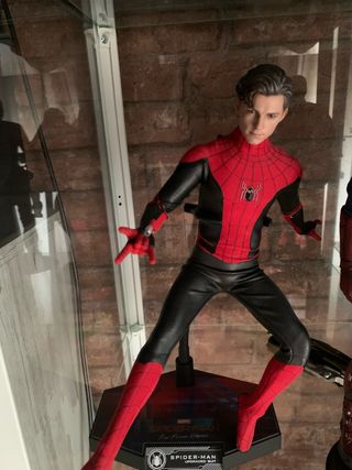 Hot Toys Spiderman Far From Home