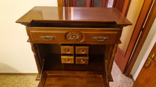 Escritorio antiguo de madera tallada. Butragueño.