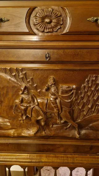 Escritorio antiguo de madera tallada. Butragueño.